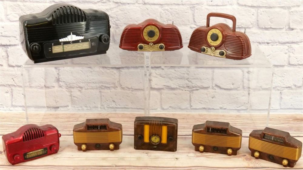 Lot 164: Lot of 8 Novelty Retro Radio Transistor Radios
