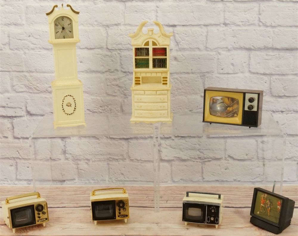 Lot 167: Lot of 7 TV and Furniture Novelty Radios