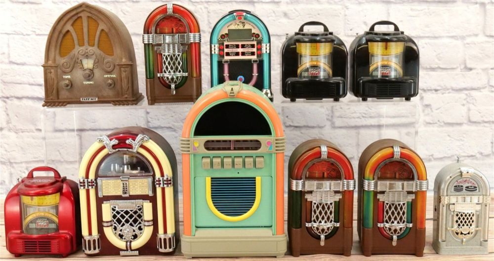 Lot 171: Lot of 11 Novelty Radios