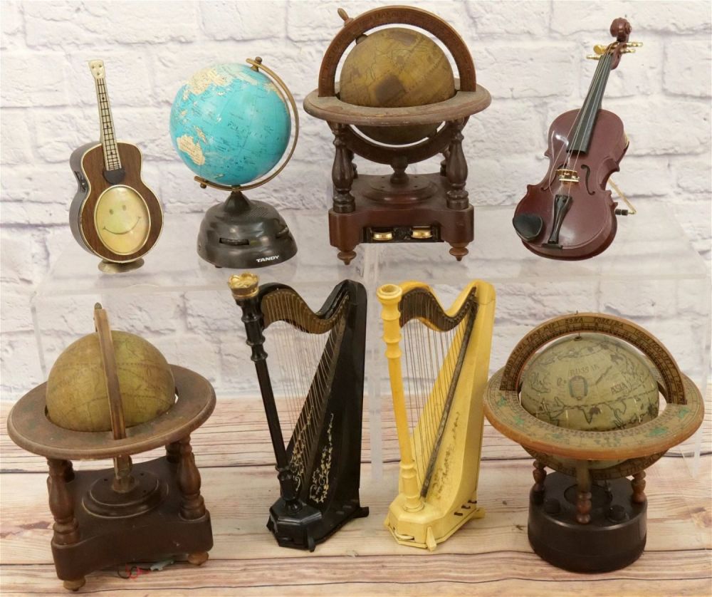Lot 173: Lot of 8 Novelty Radios