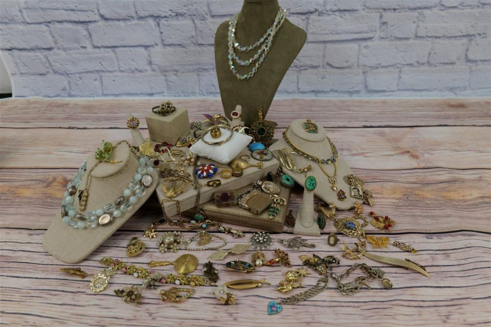 Lot 232: Lot of Costume Jewelry