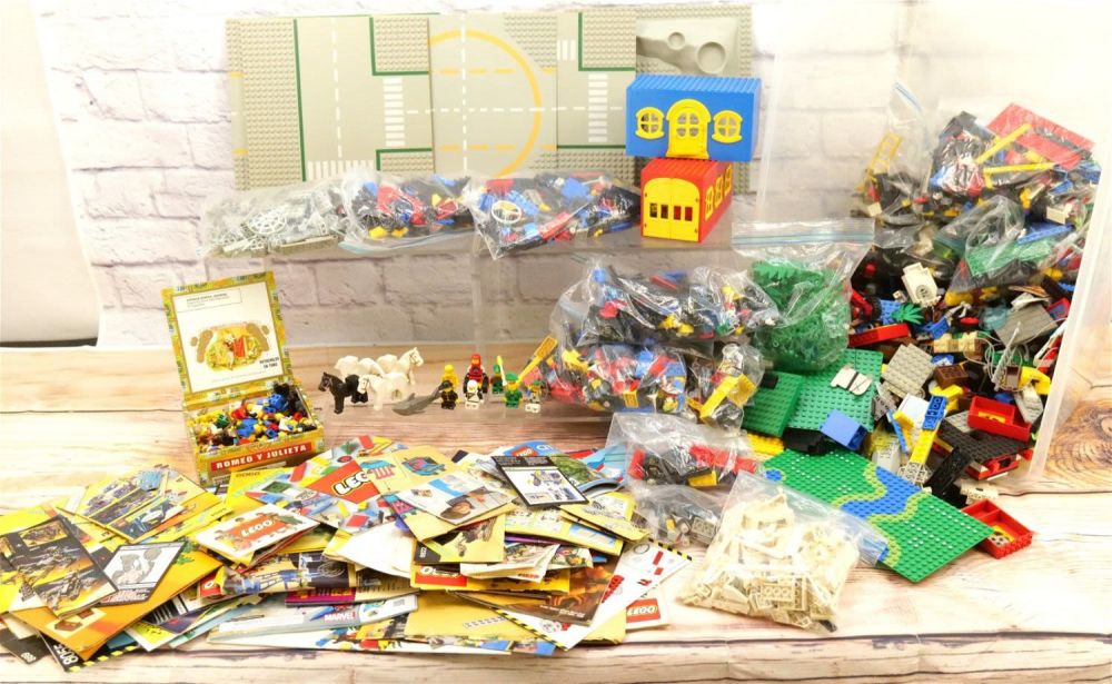 Lot 199: Large Collection of Legos