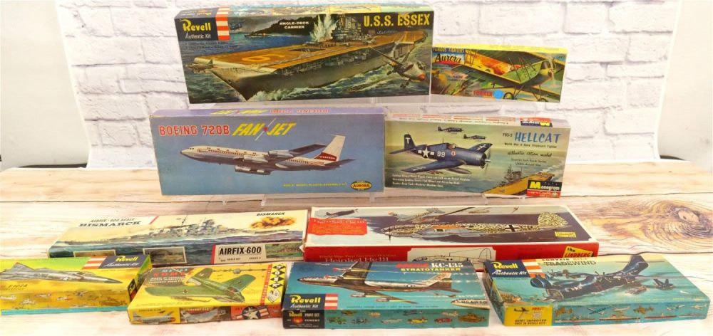 Lot 252: Lot of Vintage Airplane and Ship Model Kits