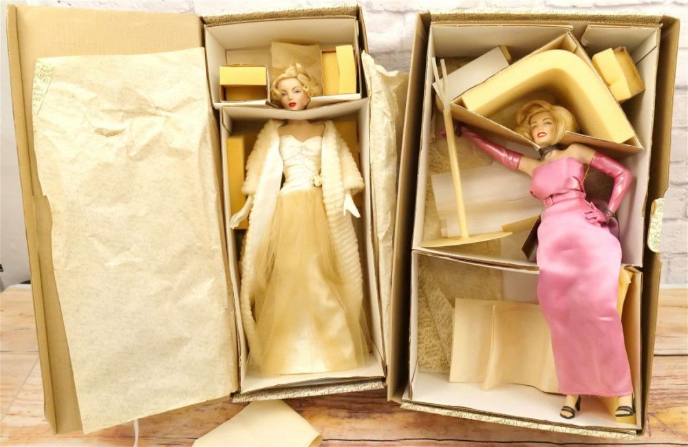 Lot 261: Lot of 2 Marilyn Monroe Porcelain Dolls