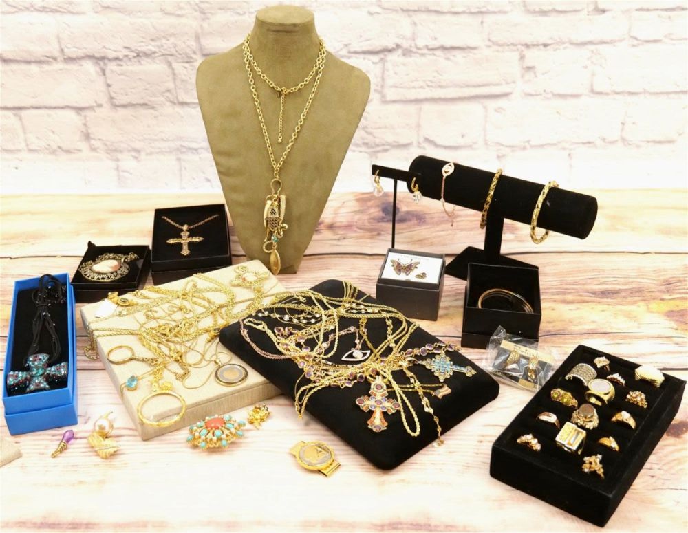 Lot 158: Lot of Costume Jewelry