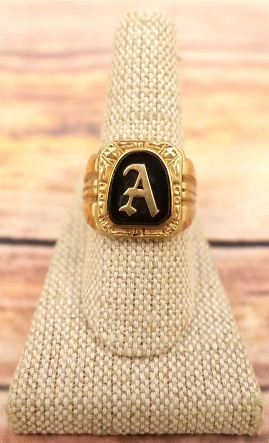 Lot 218: 10k Monogramed Ring