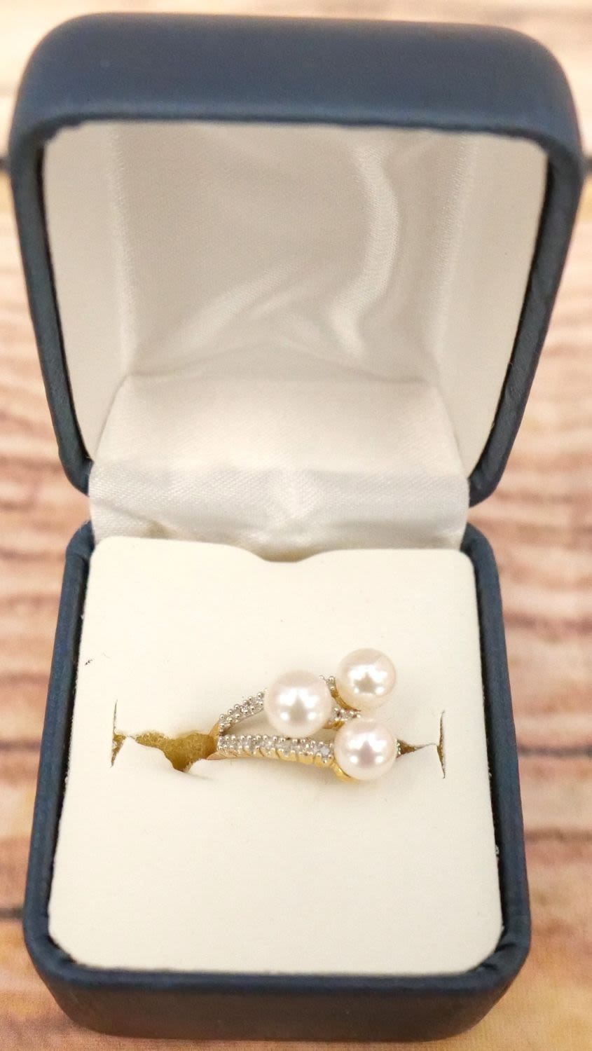 Lot 235: 14k Pearl and Diamond Ring