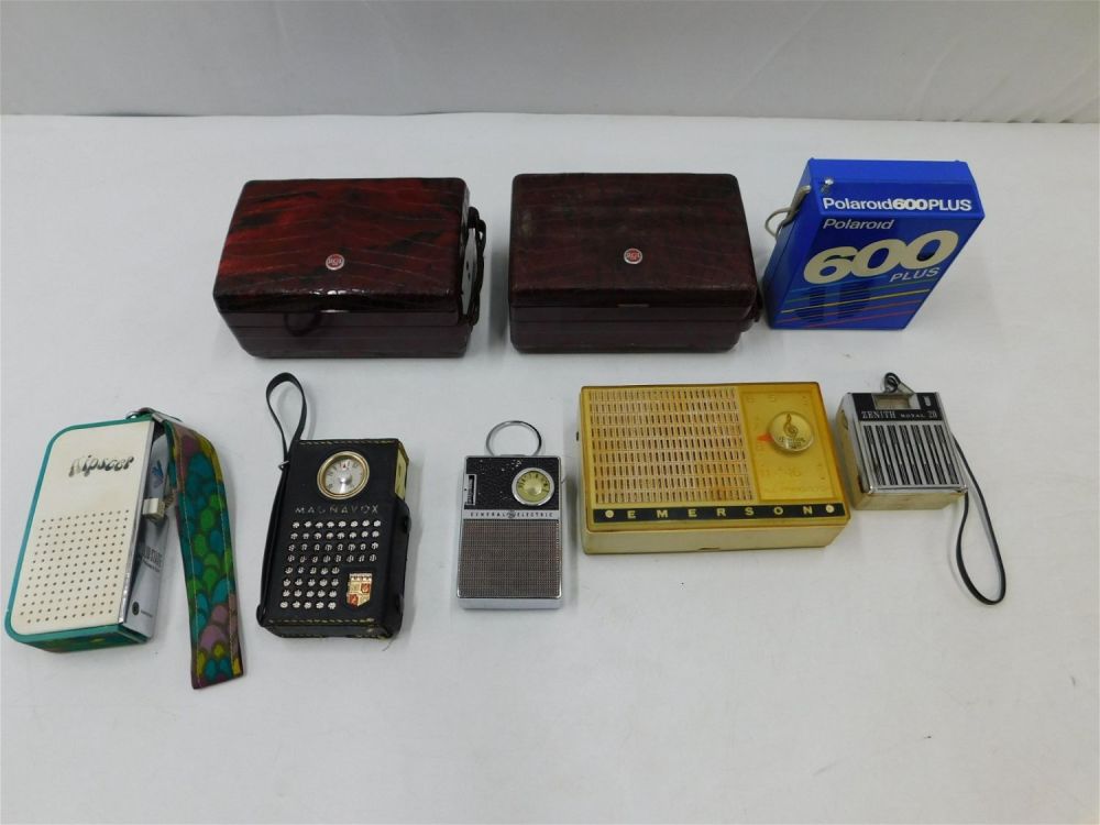 Lot 323: Lot of 8 Vintage Radios