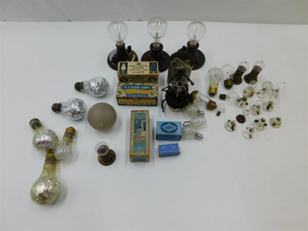 Lot 193: Large Lot of Various Lightbulbs
