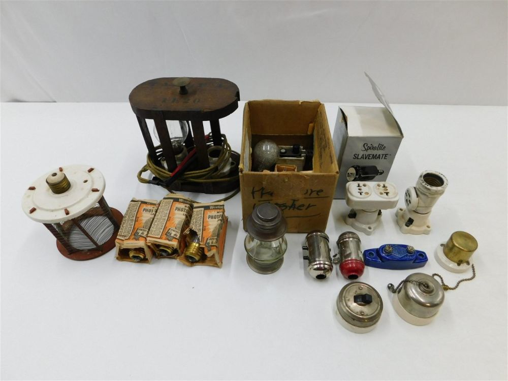 Lot 203: Lot of Mixed Fixtures and Lightbulbs