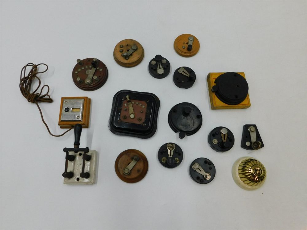 Lot 208: Lot of Various Lever On and Off Switches