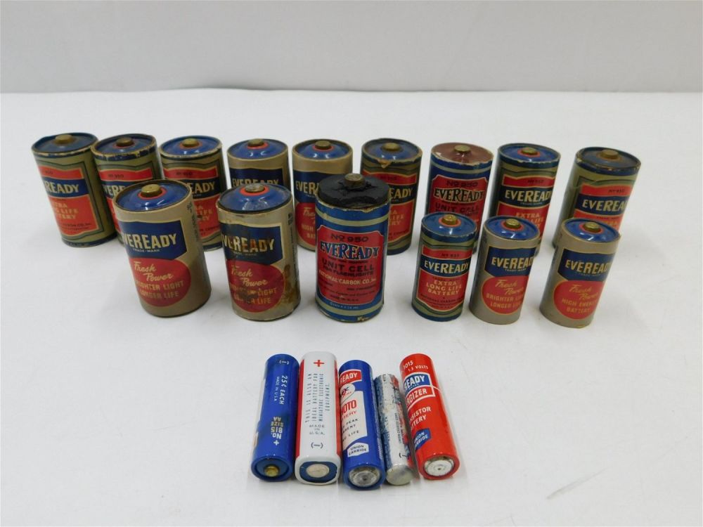 Lot 261: Lot of 20 Vintage Eveready Batteries