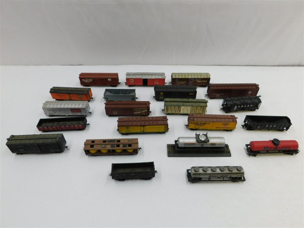 Lot 181: Lot of 21 HO Scale Rolling Stock