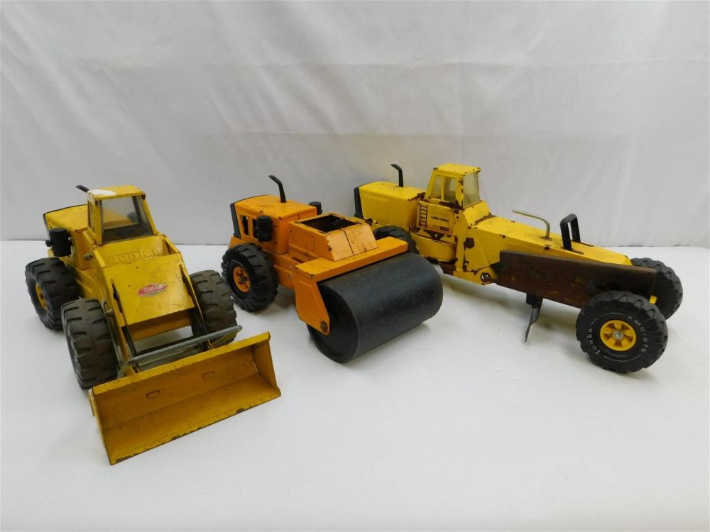 Lot 229: Lot of 3 Vintage Tonka Pressed Steel Construction Trucks
