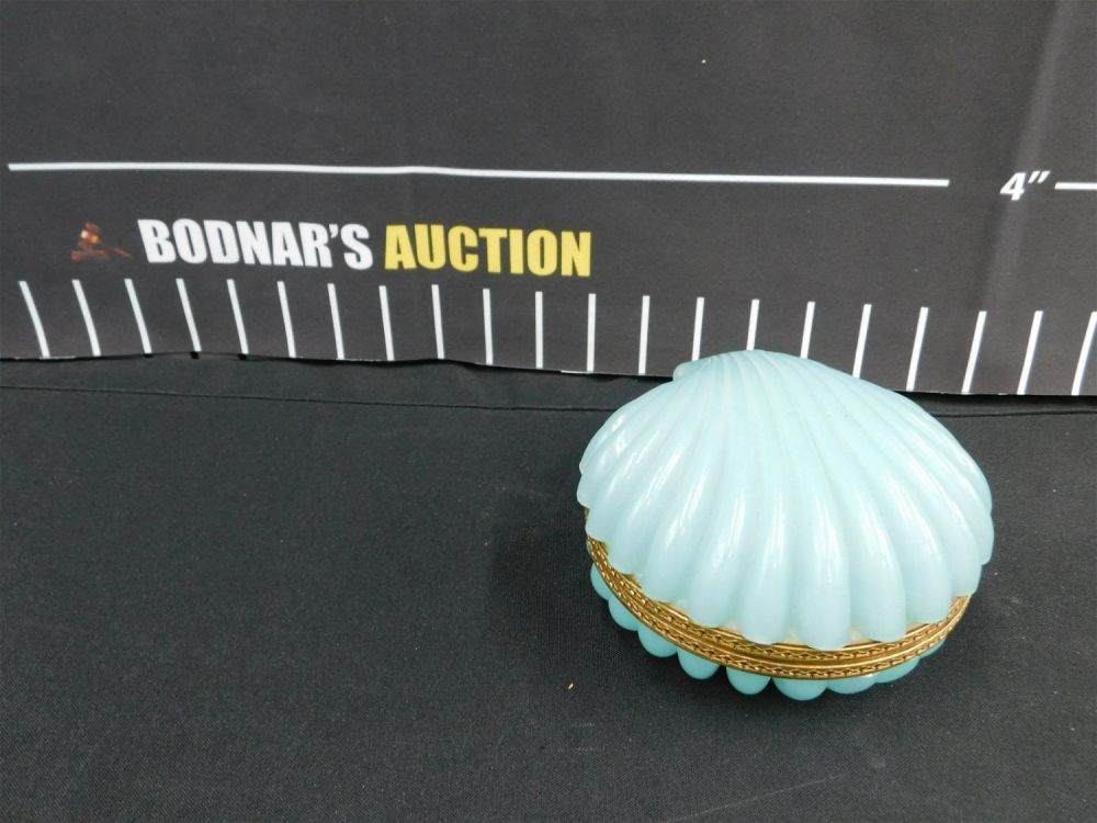 Lot 203: Agate Glass Seashell Dresser Box