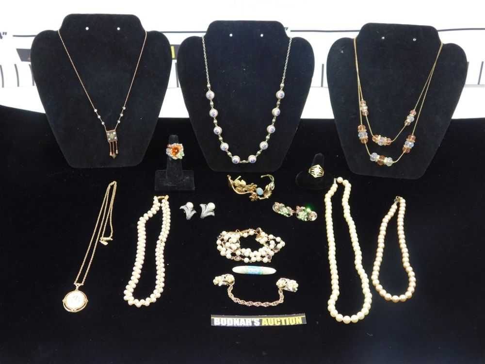 Lot 179: Lot of Costume Jewelry