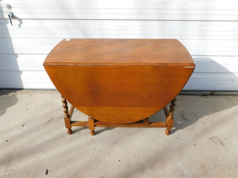 Lot 250: Oak Gateleg Drop Leaf Table