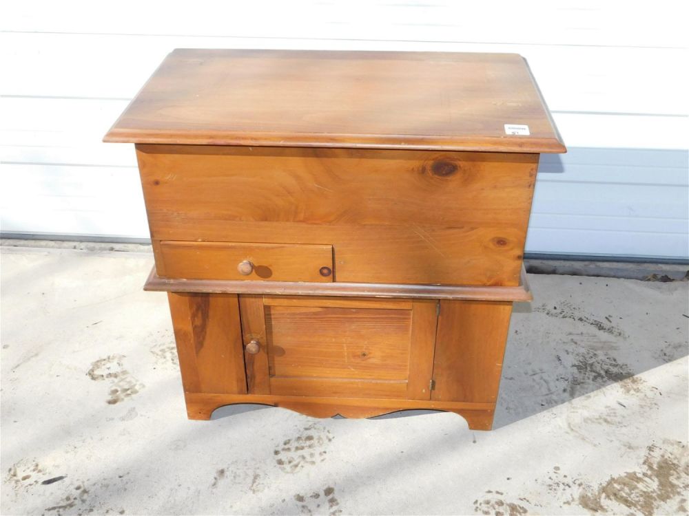 Lot 254: Country Pine Flip Top Blanket Chest