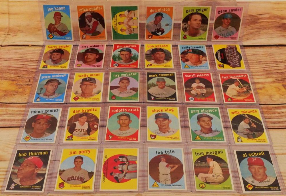 Lot 239: Lot of 30 Topps 1959 Baseball Cards