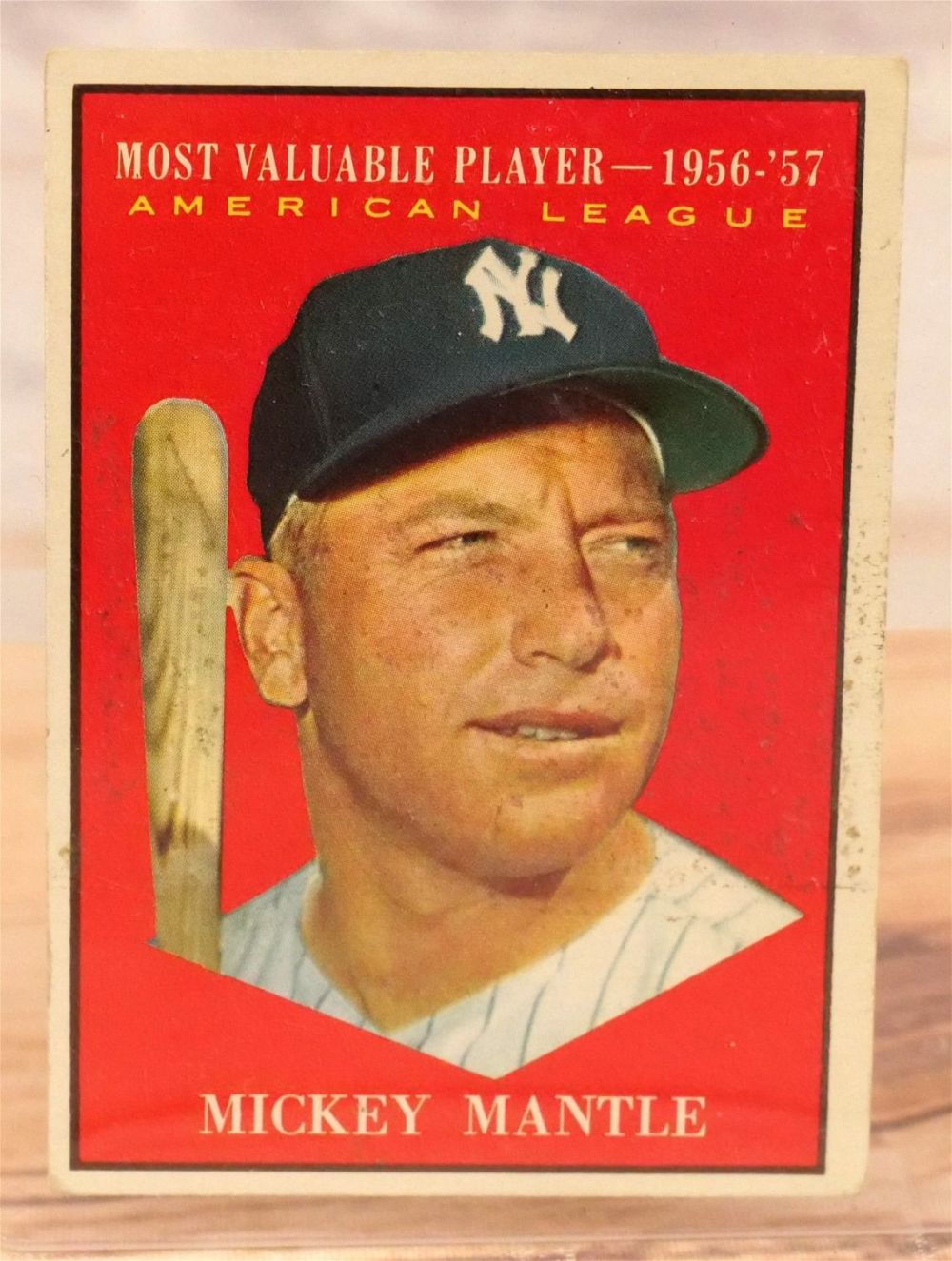 Lot 289: Mickey Mantle Topps 1961 Baseball Card