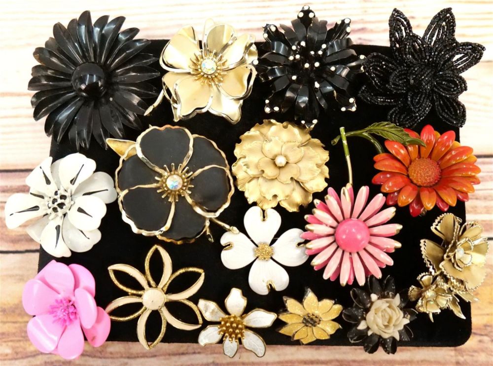 Lot 177: Lot of Vintage Flower Pins