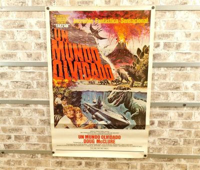 Foreign Un Mundo Olvidado Movie Poster - US Translation The Land that Time Forgot. Starring 