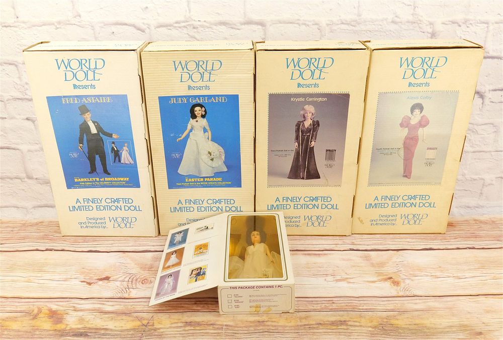 Lot 294: Lot of 5 World Dolls - Vinyl