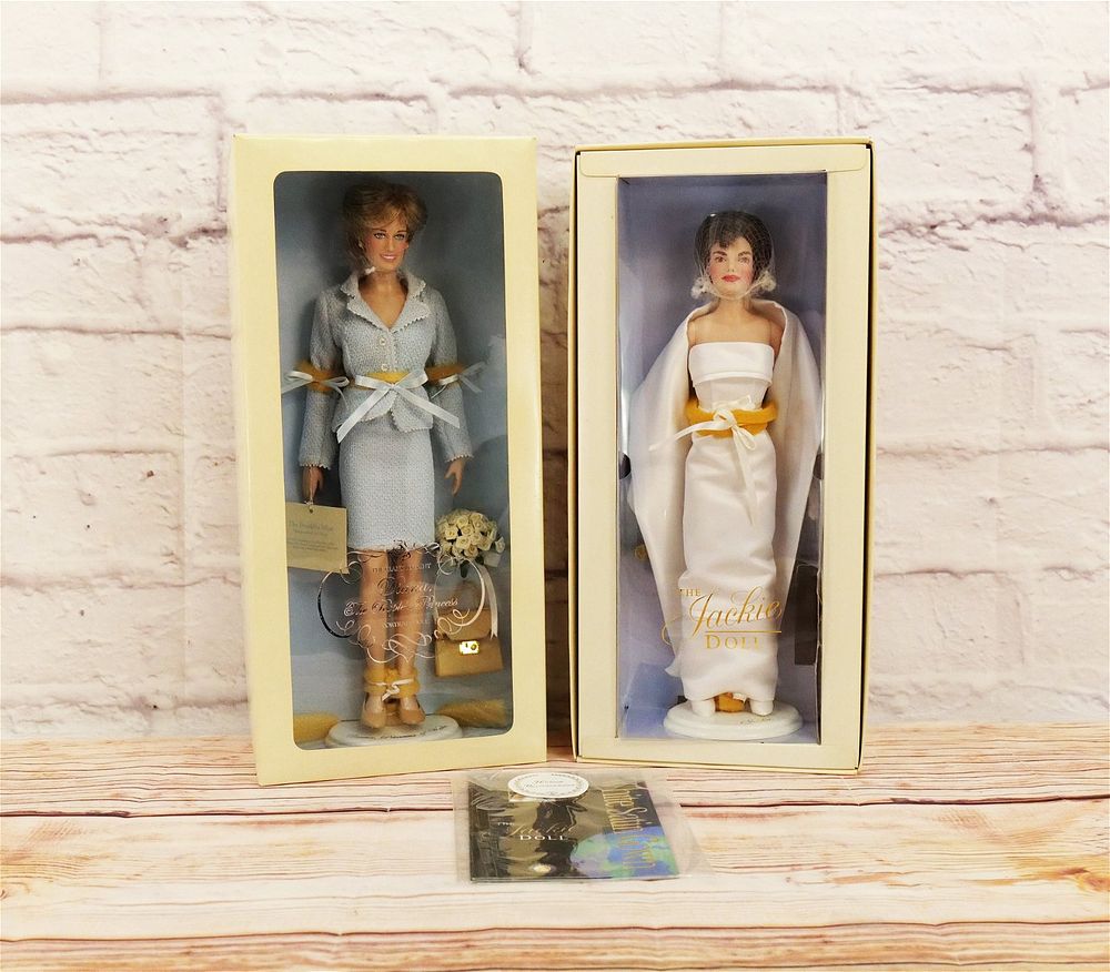 Lot 297: Lot of 2 Franklin Mint Porcelain Dolls