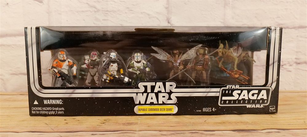 Lot 229: Star Wars Saga Collection Republic Commando Delta Squad Figure Set