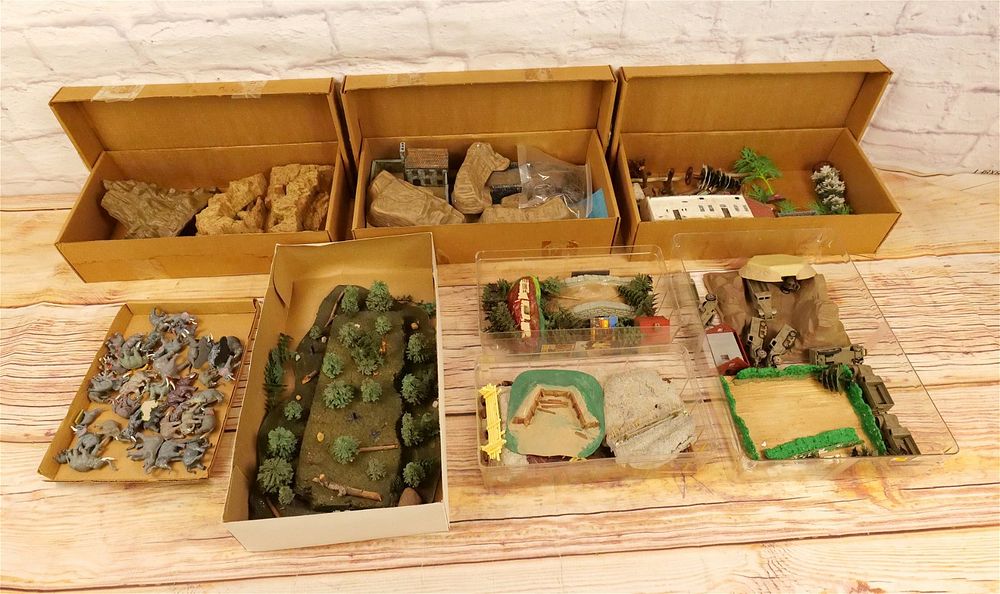 Lot 195: Lot of Playset Accessories