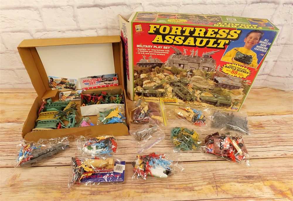 Lot 261: Lot of Playsets and Playset Parts and Figures