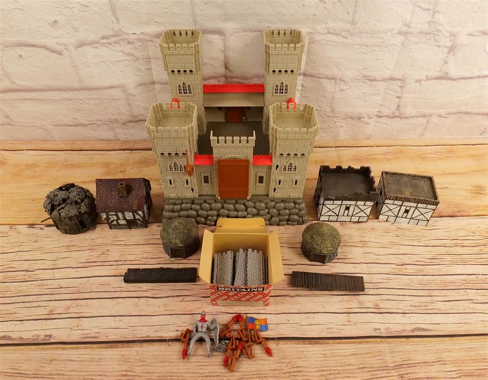 Lot 270: Lot of Medieval Castle Playsets and Parts
