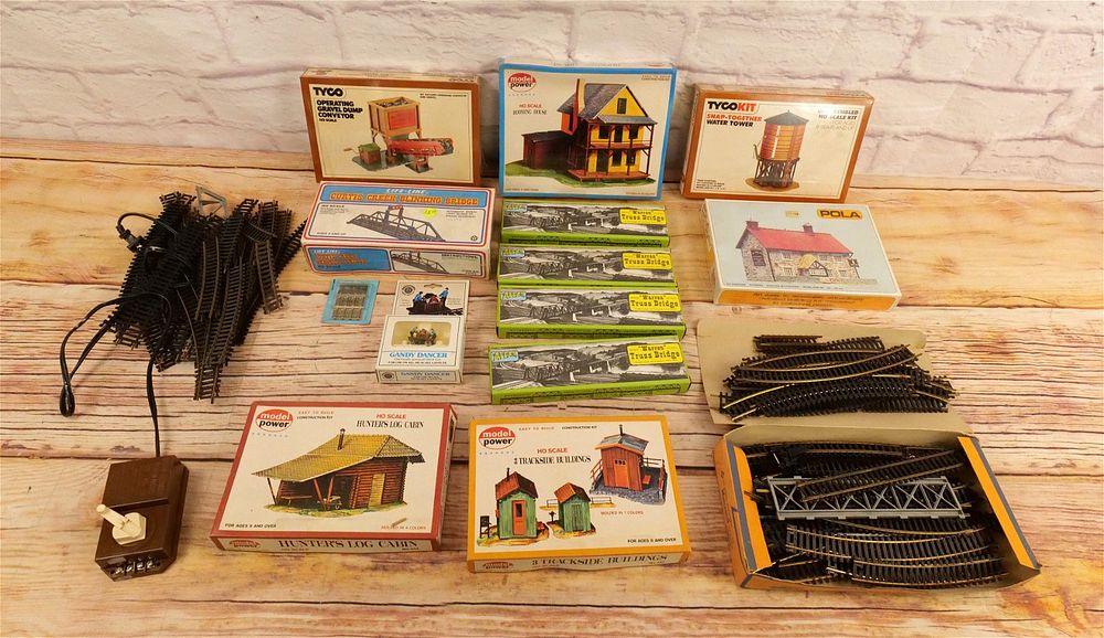 Lot 289: Lot of HO Scale Track and Accessories