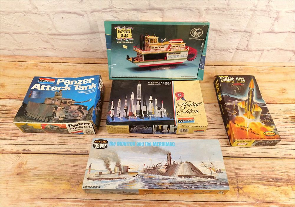Lot 297: Lot of 5 Model Kits