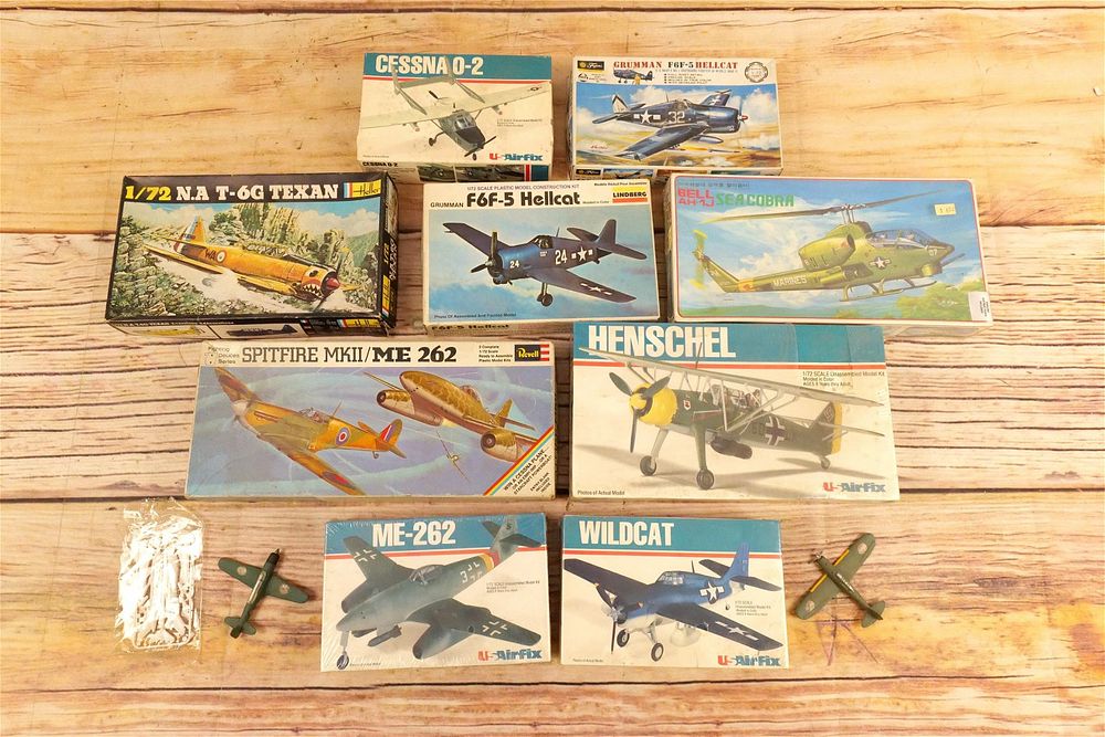 Lot 298: Mixed Lot of Airplane Model Kits