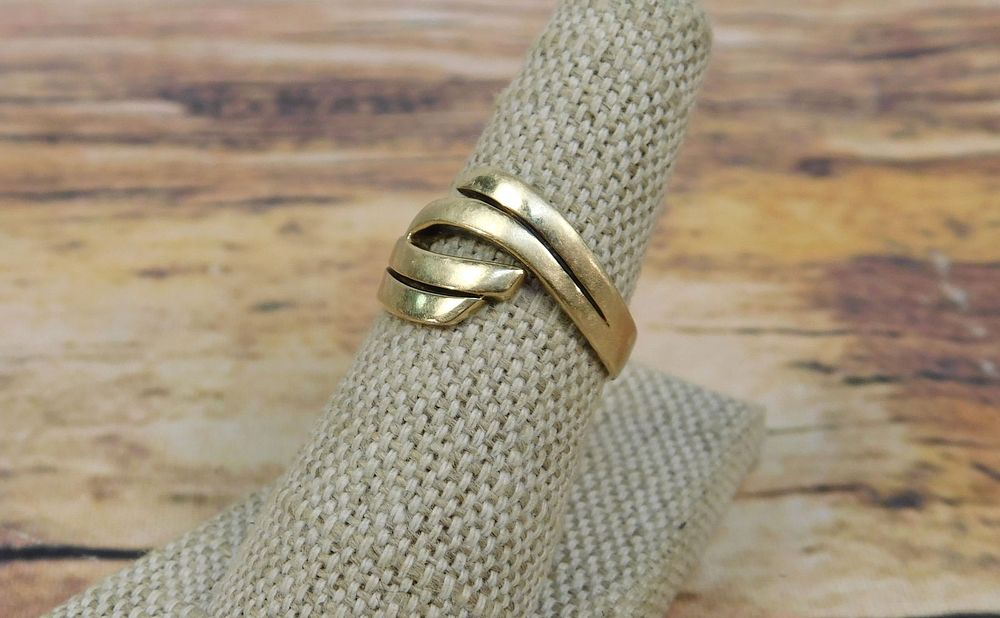 Lot 181: 14k Yellow Gold Ladies Ring