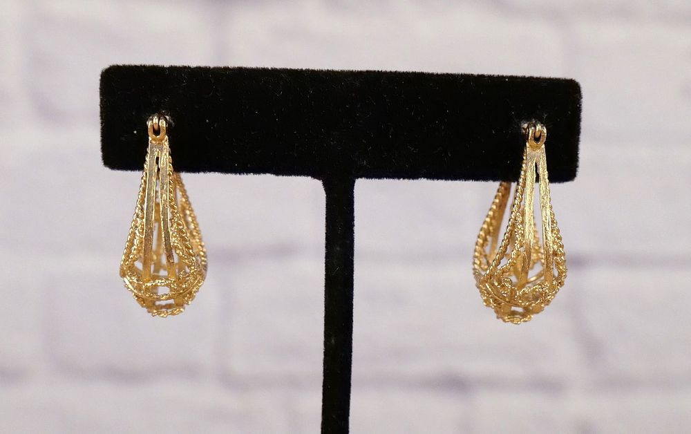 Lot 252: 14K Yellow Gold Elongated Hoop Earrings