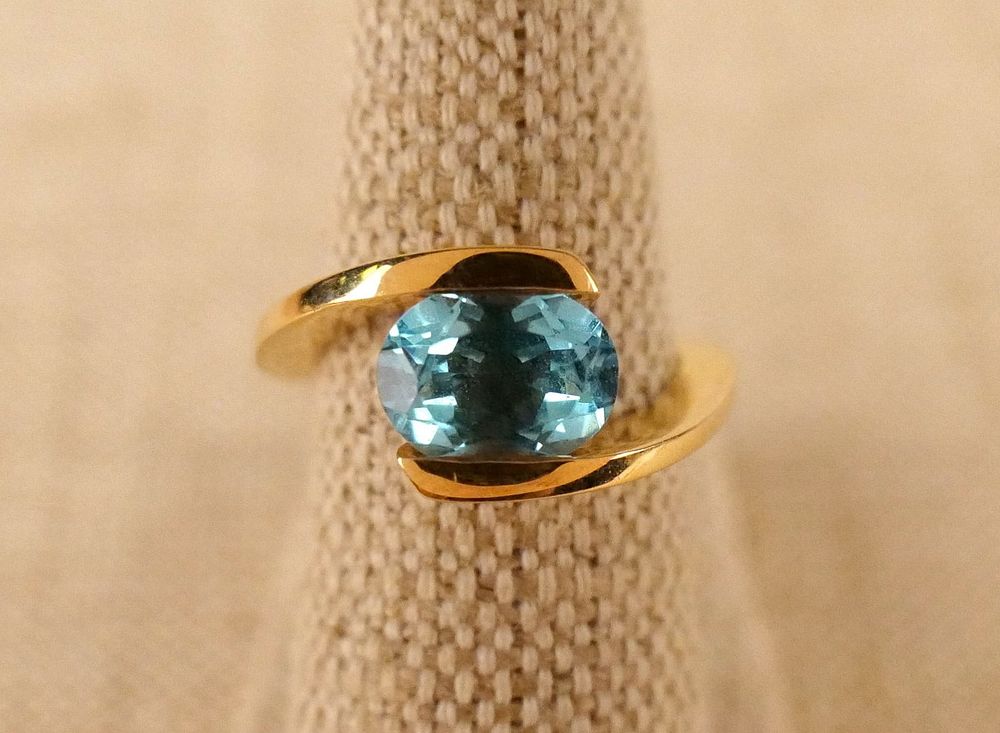 Lot 262: 18K Yellow Gold and Blue Topaz Ring