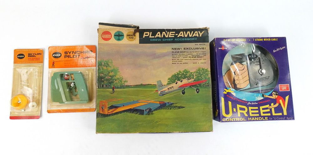 Lot 152: Lot of 4 Vintage Model Airplane Accessories