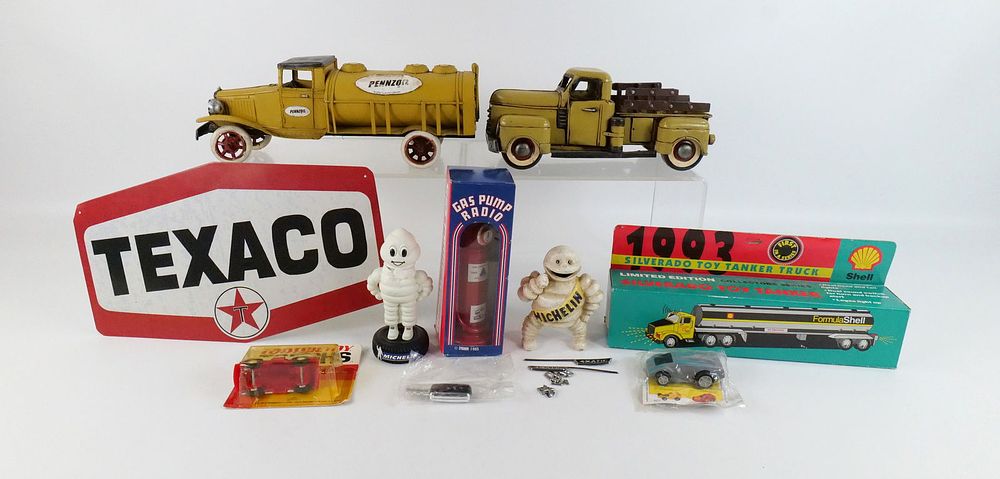 Lot 189: Lot of Gas and Car Related Collectibles