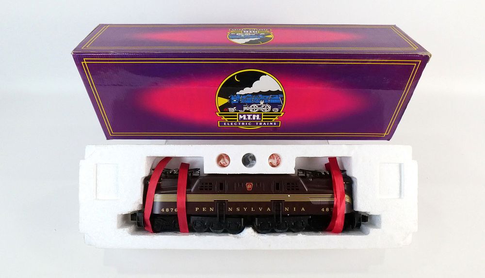 Lot 239: M.T.H. Rail King PRR Tuscan GG-1 Electric Engine