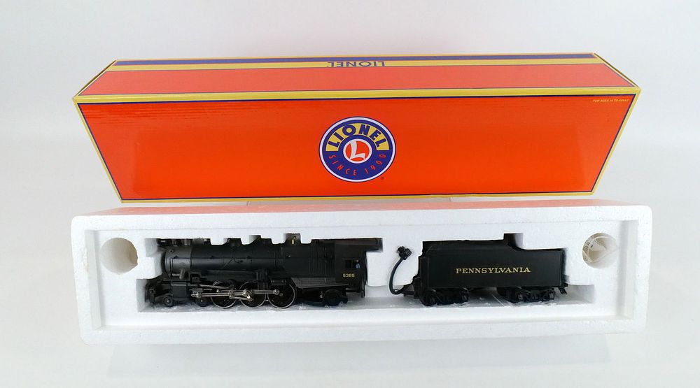 Lot 250: Lionel 4-6-2 Pennsylvania RR K4 Engine and Tender