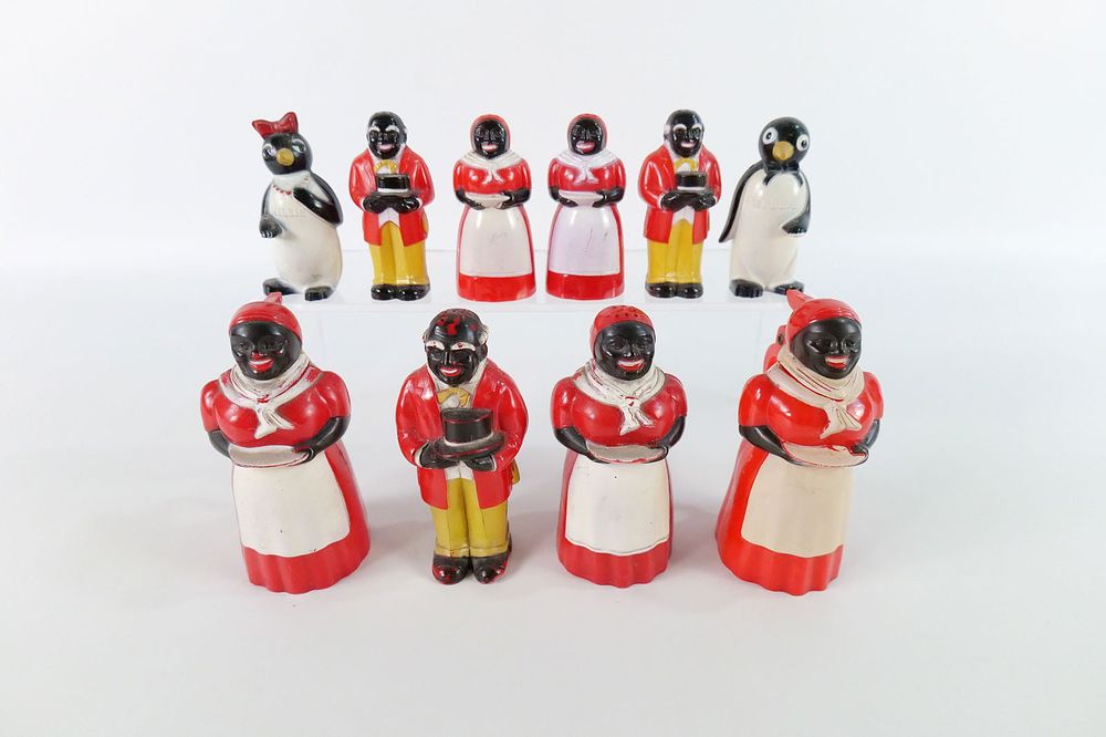 Lot 217: Lot of Americana Plastic Tableware