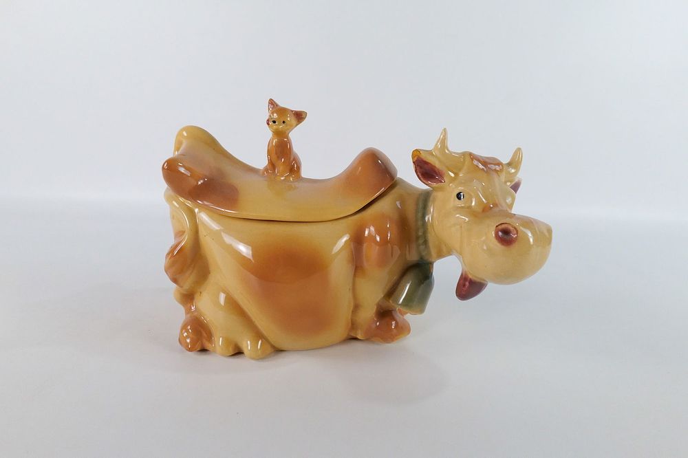 Lot 235: Vintage Brush McCoy Cow with Winking Cat Cookie Jar