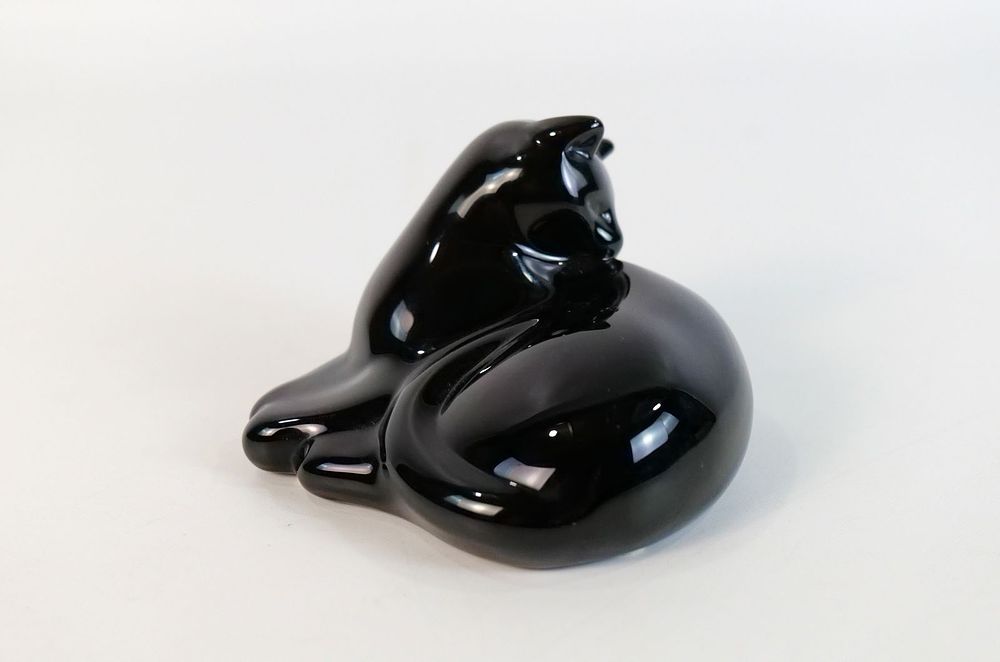 Lot 302: Baccarat Amethyst Art Glass Cat
