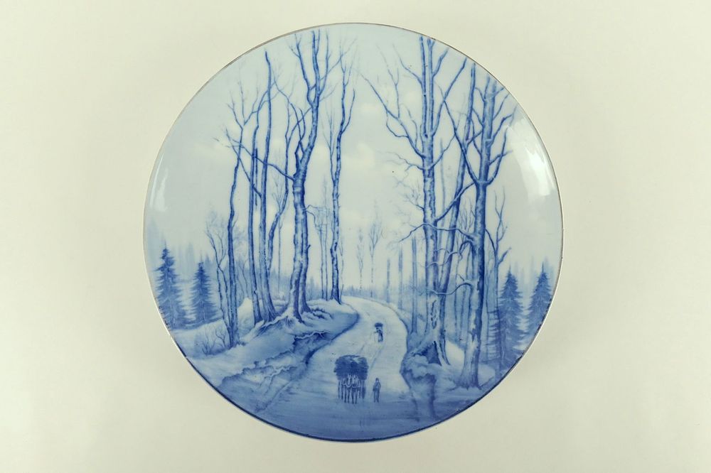 Lot 270: Blue and White Charger