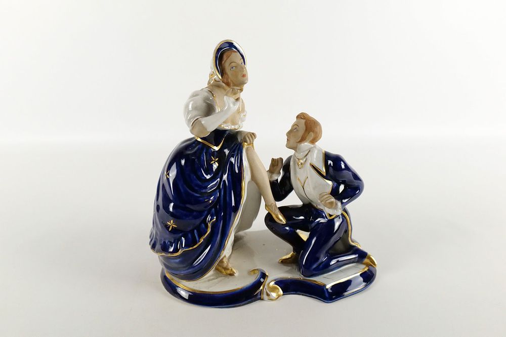 Lot 276: Vintage Royal Dux Bohemia Porcelain Figurine