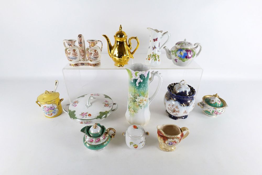 Lot 370: Lot of Porcelain and Pottery Pieces