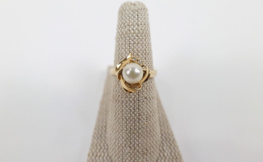 Lot 266: Vintage 14K Pearl Solitaire Ring