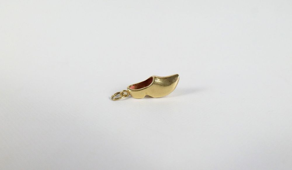 Lot 322: Vintage 18K Dutch Wooden Shoe Charm